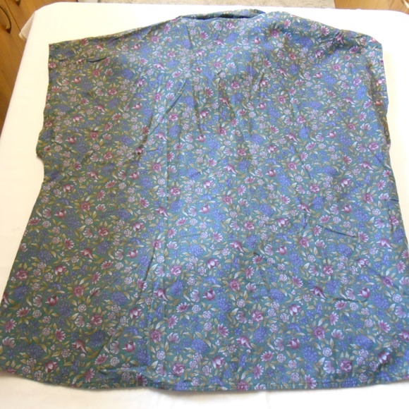 Sleeveless button down lightweight plus size - Picture 2 of 3